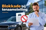 ondernemer kijkt naar papieren document in hand met op achtergrond een auto en autocontract waar een afwijzend rood verkeersbord overheen staat.