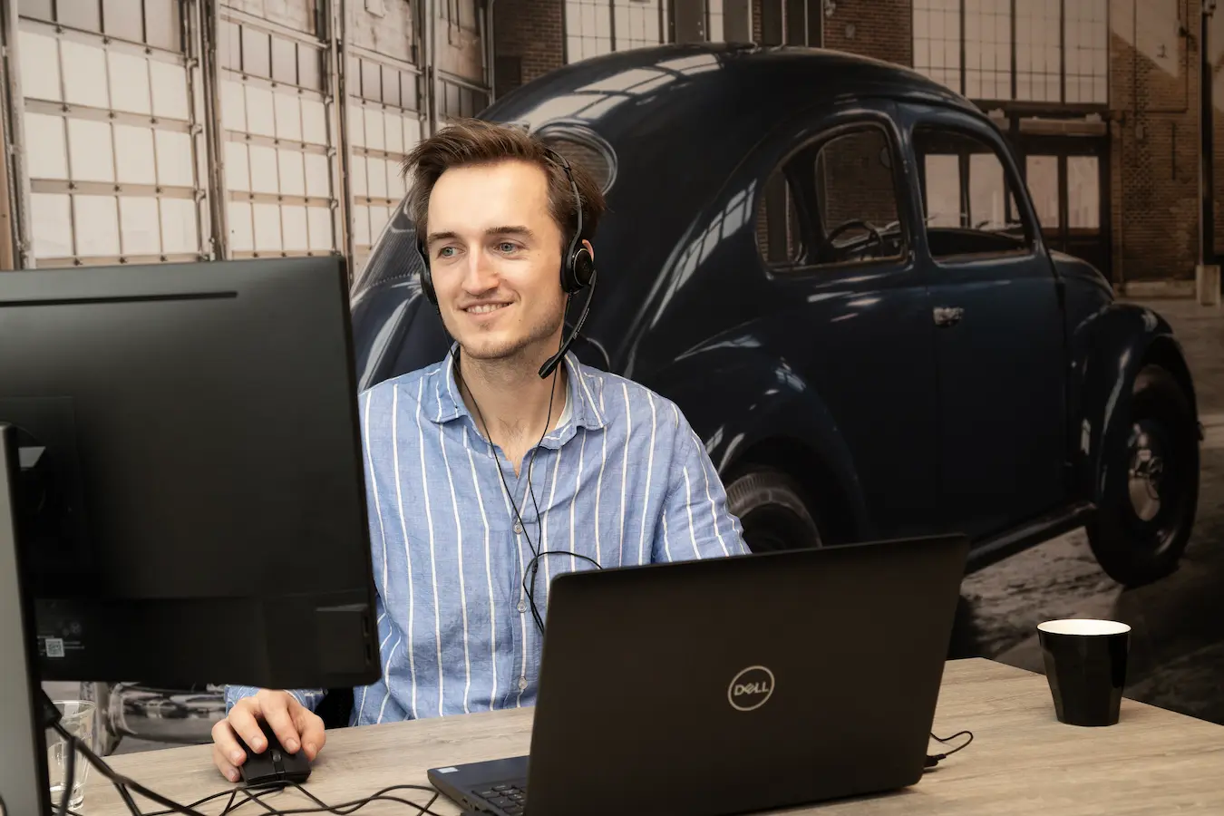 Leaseadviseur Wouter aan het werk achter zijn computer