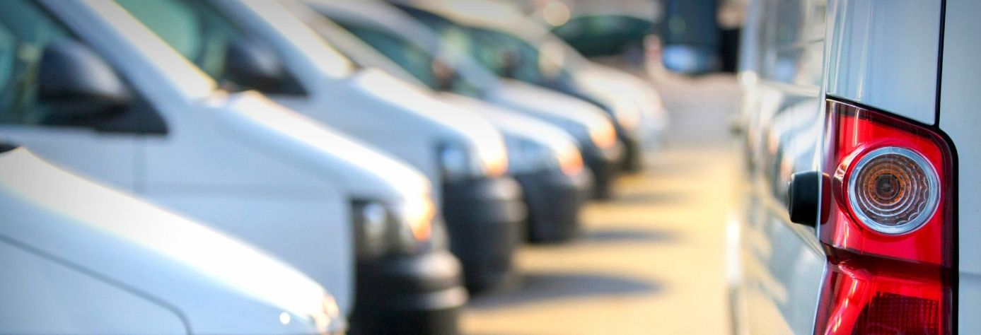 Rij met bedrijfswagens