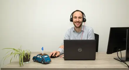 Leaseadviseur Daan van Financial Lease For You aan zijn bureau