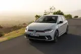 Witte Volkswagen Golf vooraanzicht op weg