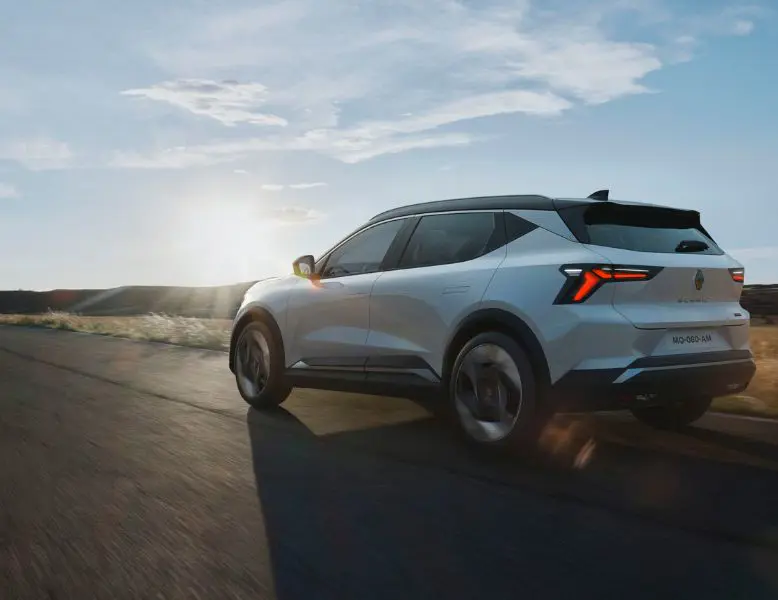 Zakelijke lease-auto rijdt richting de zon