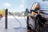 Hybride auto aan laadpaal