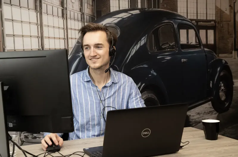 Leaseadviseur achter computer verwerkt financial lease aanvraag van ondernemer