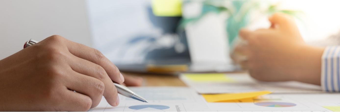 consultant geeft uitleg