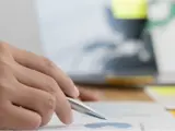 consultant geeft uitleg