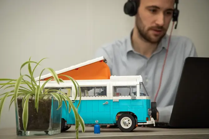 Daan met een Volkswagen busje bij Financial Lease For You