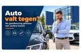 ondernemer kijkt twijfelend naar auto op locatie bij autobedrijf omdat hij twijfelt of deze bevalt